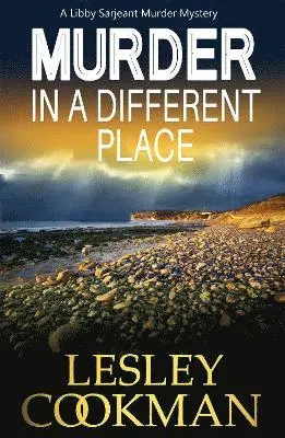Lesley Cookman - Murder in a Different Place, Häftad. Tillgänglighet: Tillfälligt slut