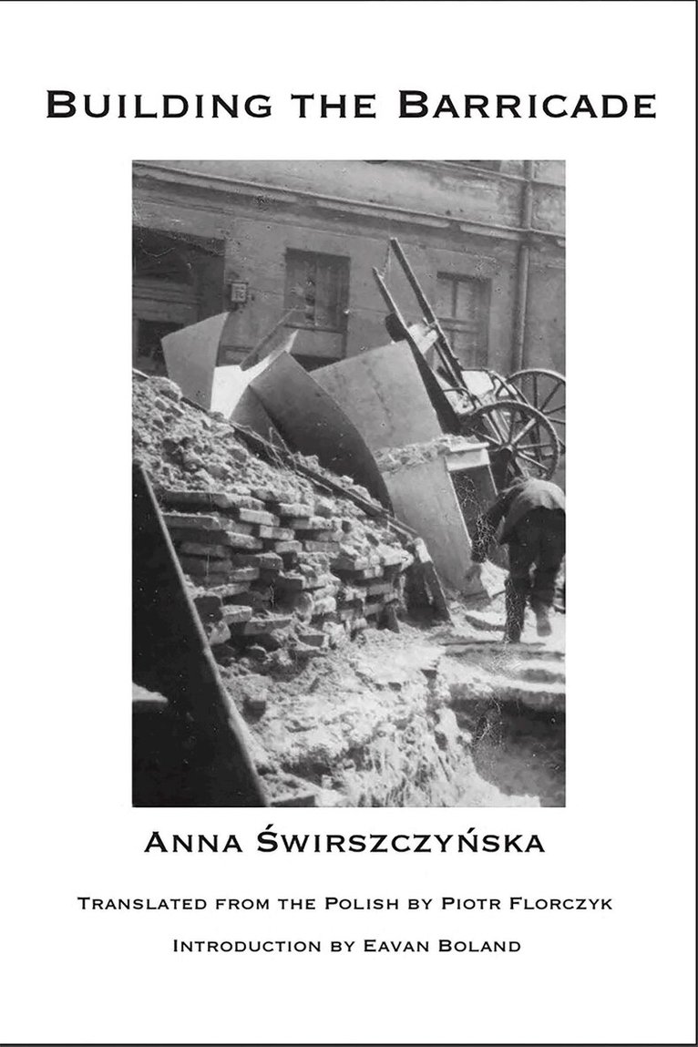 Anna Świrszczyńska - Building the Barricade, Häftad