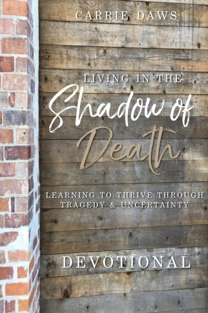 Carrie Daws - Living in the Shadow of Death Devotional, E-bok