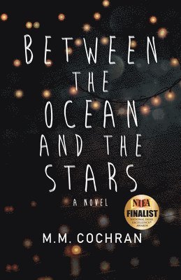 M M Cochran - Between the Ocean and the Stars, Häftad