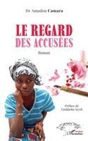 regard des accusées