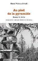 Au pied de la pyramide