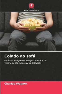 Colado ao sofá