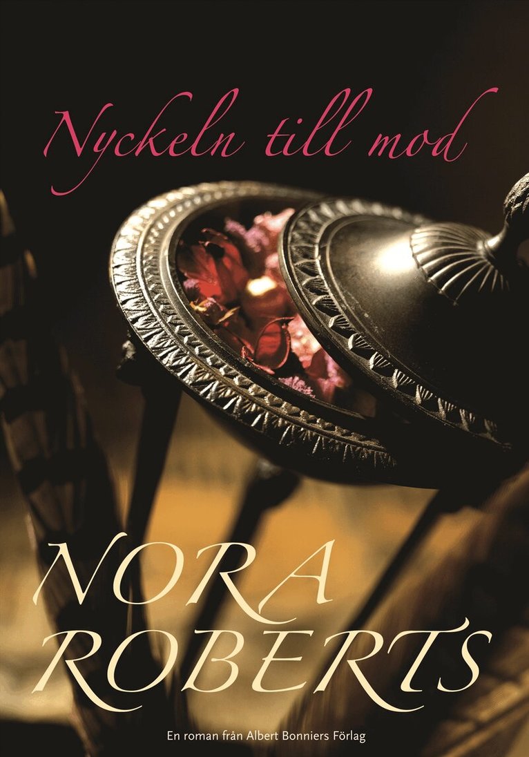 Nora Roberts - Nyckeln till mod, Inbunden