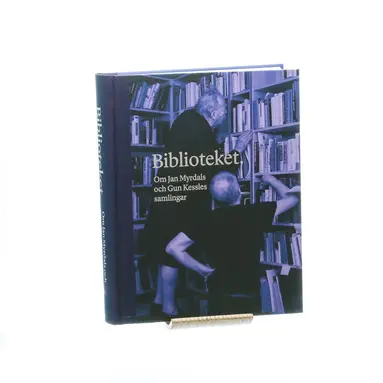 Eva Aggeklint, Per Axelson, Stefan Arvidsson, Gunnela Björk, Anders Björnsson, Kjersti Bosdotter, André Brochu, David Brolin, Cecilia Cervin, Staffan Dahllöf, Eva Dahlman, Lasse Diding, Carl-Göran Ekerwald, Solveig Giambanco, Annika Hagström, Anton Honkonen, Hans Isaksson, Torsten Jurell, Peter Kadhammar, Jan-Anders Karlsson, Jan Käll, Sture Källberg, Benny Larsson, Anne Lidén, Kalle Lind, Lasse Litzén, Lennart Lundberg, Åsa Moberg, Jan Myrdal, Per Nygren, Carsten Palmaer, Björn Erik Rosin, Lill Sjöström, Per Arne Skansen, Sören Sommelius, Karin Z Sunvisson, Carl Henrik Svenstedt, Lars Vargö - Biblioteket : om Jan Myrdals och Gun Kessles samlingar, Inbunden