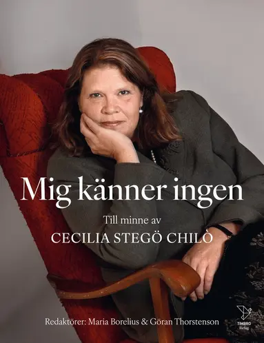 Maria Borelius, Ulf Kristersson, Åsa-Britt Karlsson, Marcus Wallenberg, Mats Svegfors, Stig-Björn Ljunggren, Jens Spendrup, Johan Spendrup, Sara Spendrup, Stephan Eisel, Mattias Svensson, Gunnar Hökmark, Knut Olav Nesse, Per H Börjesson, Thomas Gür, Johan Norberg, Ulla Hamilton, David Hoey, Lasse Stjernkvist, Fredrik Segerfeldt, Johan Lilliecreutz, Olof Ehrenkrona, Göran Thorstenson - Mig känner ingen : till minne av Cecilia Stegö Chilò, Kartonnage