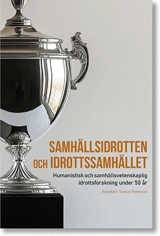 Aage Radmann, Alan Bairner, Alexander Jansson, Anna Sätre, Åsa Bäckström, Christine Dartsch Nilsson, Claes Annerstedt, Daniel Bjärsholm, Daniel Svensson, Erik Backman, Erwin Apitzsch, Göran Patriksson, H. Thomas R. Persson, Håkan Larsson, Hans Bolling, Inger Eliasson, Jens Ljunggren, Joakim Åkesson, Joakim Karlsson, Johan R. Norberg, Jonas Mikaels, Jonny Hjelm, Kajsa Jerlinder, Karin Andersson, Karin Book, Karin Redelius, Karin S. Lindelöf, Katarina Schenker, Kutte Jönsson, Lars Kristén, Lena Larsson, Lina Wahlgren, Magnus Ferry, Marie Larneby, Mats Franzén, Susanna Hedenborg, Susanne Johansson, Tomas Peterson - Samhällsidrotten och idrottssamhället: Humanistisk och samhällsvetenskaplig idrottsforskning under 50 år, Häftad