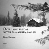 Bengt Hansson Över land färdas båten på männens axlar