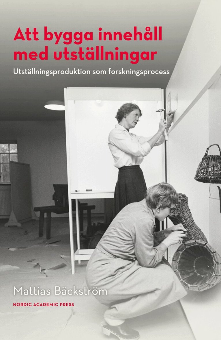 Mattias Bäckström - Att bygga innehåll med utställningar : utställningsproduktion som forskningsprocess, Häftad