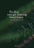 En skog som gr omkring bland husen