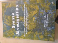 Svensk j�rnv�gsatlas : nuvarande och historiska j�rnv�gslinjer �tergivna p� bakgrund av dagens geografi och v�gn�t