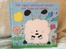 Charlotta Lagerberg-Thunes - När något spännande händer står Poppe på händer, Inbunden