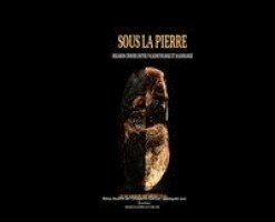 Sous la pierre