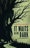 Vanessa Lanang - It Waits in the Dark, Häftad. Tillgänglighet: Lägg i varukorg